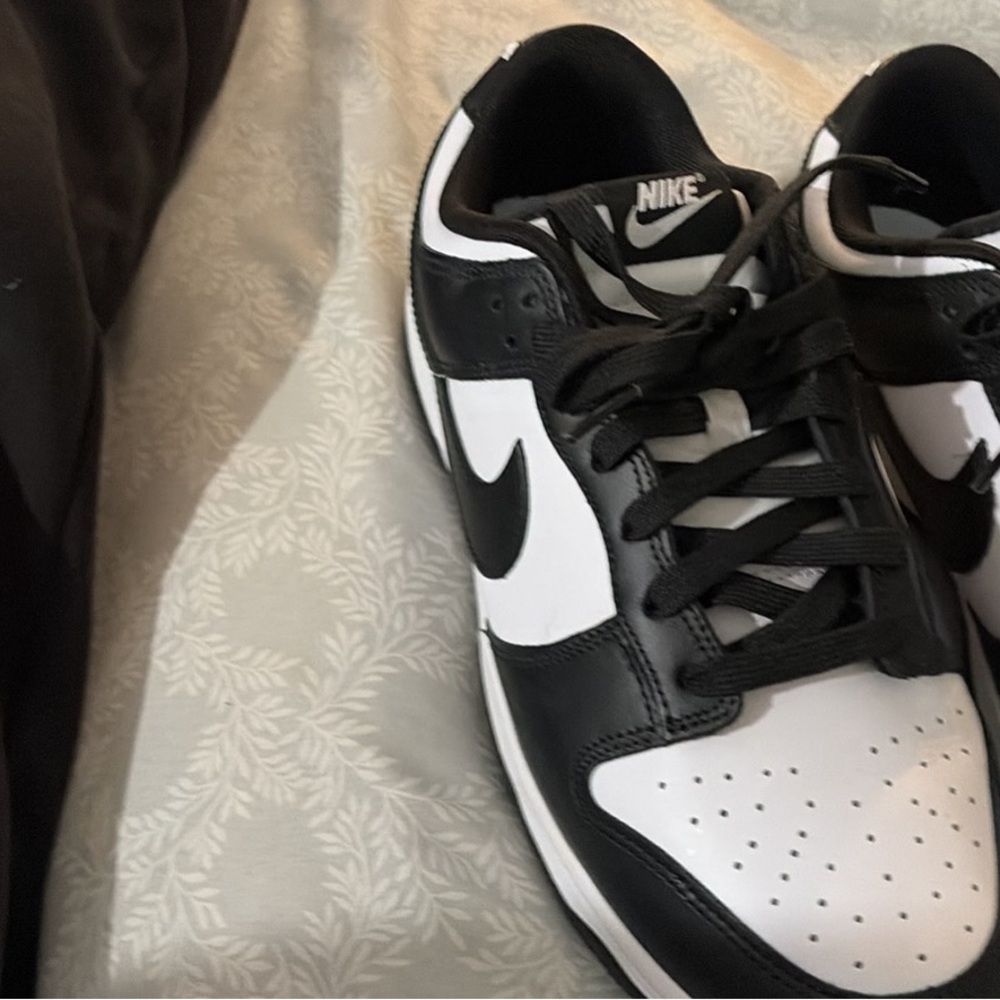 Nike dunks “panda” lows